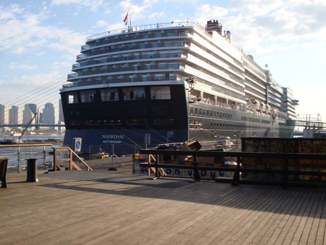 Cruiseschip ms Noordam aan de Cruise Terminal Rotterdam